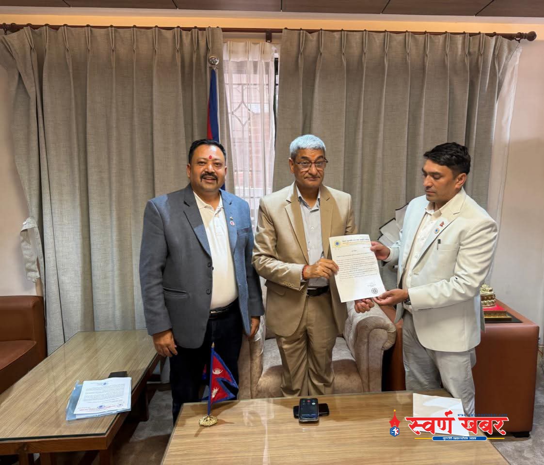 गृहमन्त्री लेखकलाई सुनचाँदी व्यवसायीको ज्ञापनपत्र