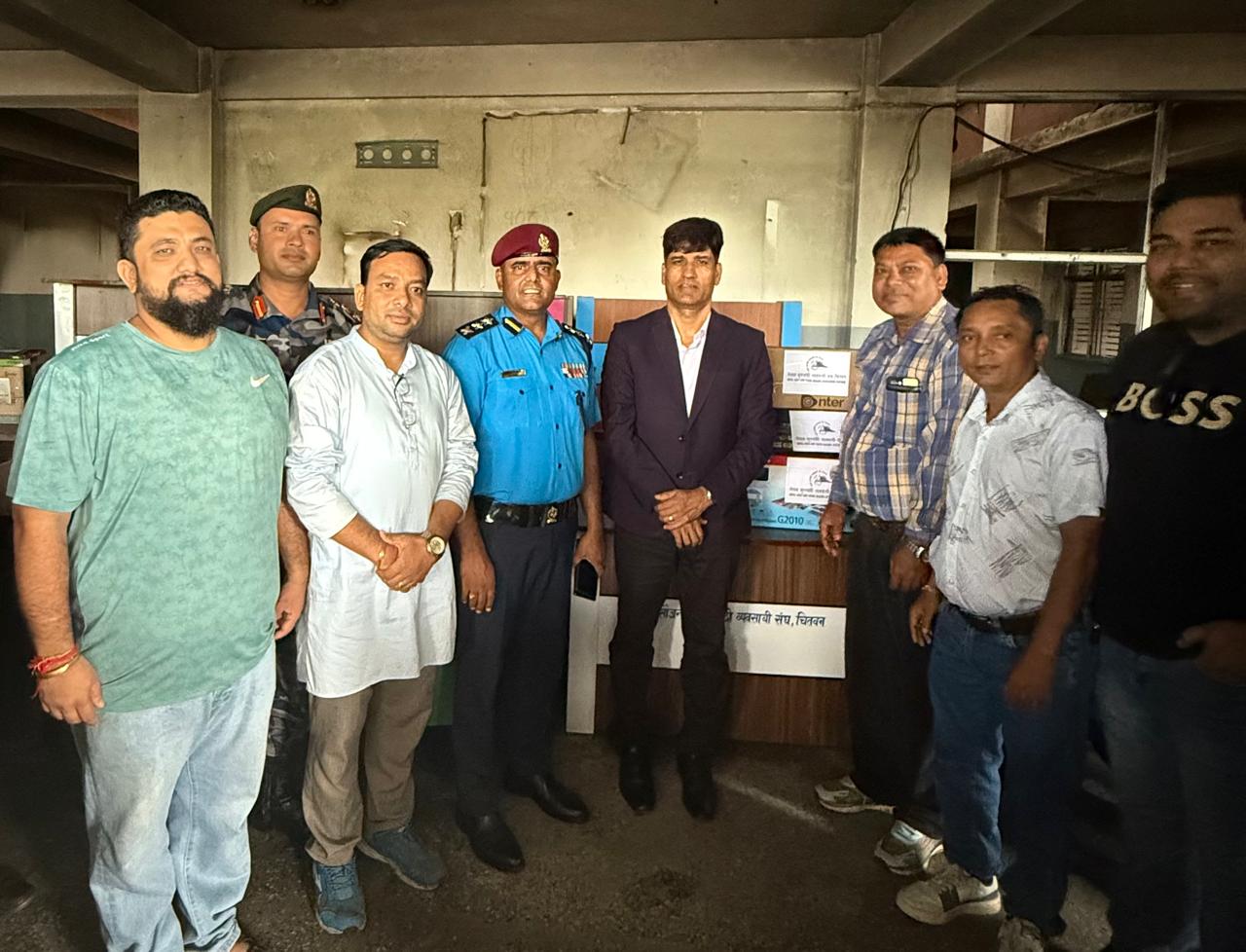 सुनचाँदी व्यवसायी संघ चितवनद्वारा जिप्रका चितवनलाई जिन्सी सामाग्रीहरु सहयोग हस्तान्तरण
