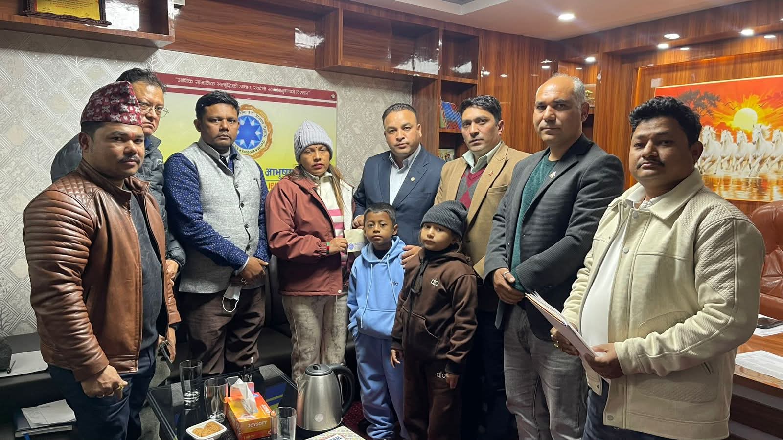 जेन्जी आन्दोलनमा ज्यान गुमाएका कालिगढको परिवारलाई सुनचाँदी रत्न तथा आभूषण महासंघद्वारा आर्थिक सहयोग