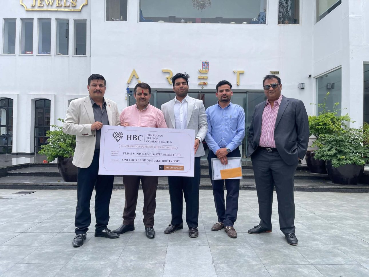 आईपीओको तयारीसँगै हिमालयन बुलियनको सामाजिक उदाहरण, बाढीपीडितलाई एक करोड एक लाख सहयोग