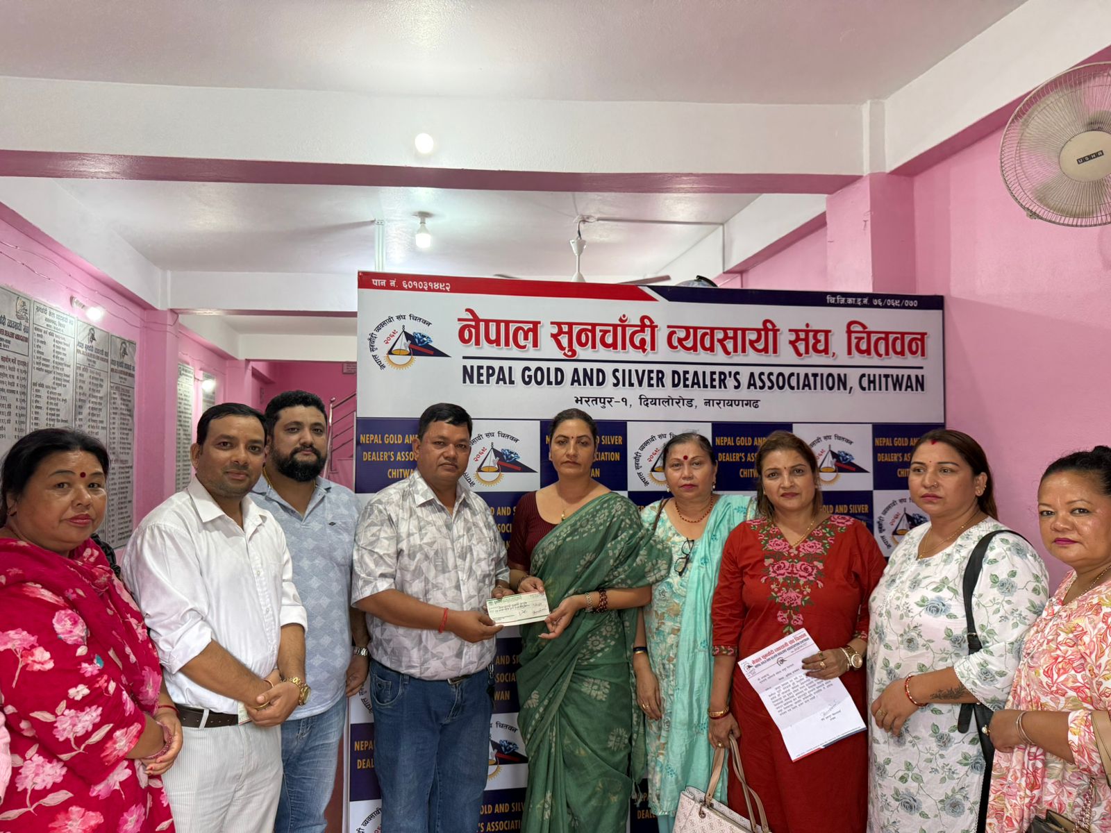 महासंघको राहत कोषमा सुनचाँदी व्यवसायी संघ चितवनबाट थप १ लाखभन्दा बढी सहयोग